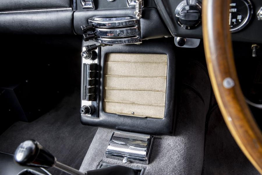Детали интерьера Aston Martin DB5 Bond Car 1965 года  (фото 30 из 36)